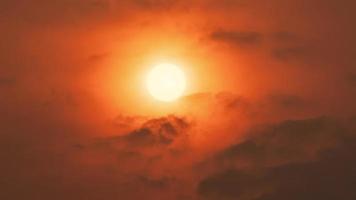 timelapse do nascer do sol dramático com céu laranja em um dia ensolarado.