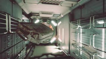 Ancienne cartouche de carburant flottant dans la station spatiale internationale video