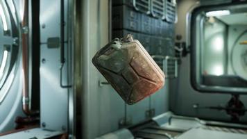 viejo bote de combustible flotando en la estación espacial internacional video