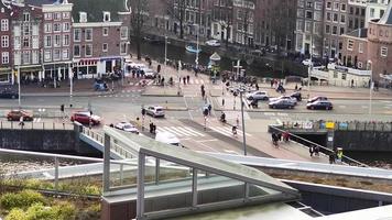 vista superior del tráfico urbano en el centro de la ciudad de amsterdam, automóviles y bicicletas en movimiento rápido video