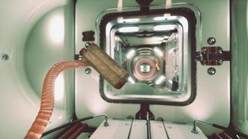 velho recipiente de combustível flutuando na estação espacial internacional