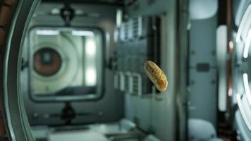 pepino en escabeche marinado flotando en la estación espacial internacional video