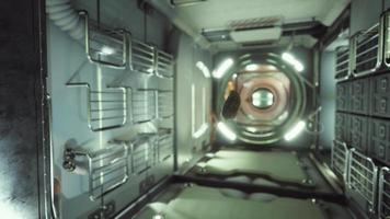 marinerad inlagd gurka flyter i den internationella rymdstationen video