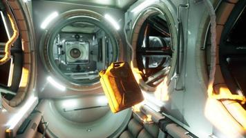alter Treibstoffkanister, der in der internationalen Raumstation schwebt video