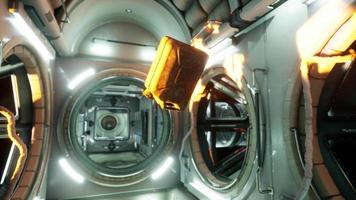 gammal bränslebehållare som flyter i den internationella rymdstationen video