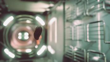 Marinierte eingelegte Gurke, die in der internationalen Raumstation schwebt video