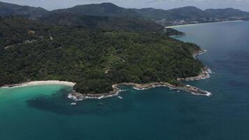 vista aerea della spiaggia di sabbia e della superficie dell'acqua. onde spumose con cielo azzurro e nuvole. bellissima spiaggia tropicale. incredibile costa sabbiosa con onde bianche del mare. natura, paesaggio marino e concetto estivo. video