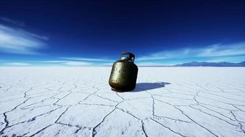 antigo recipiente de gás de perigo enferrujado no lago salgado