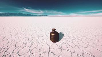 viejo contenedor de gas de peligro oxidado en Salt Lake