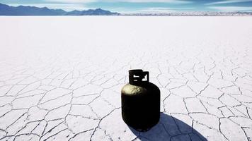 antigo recipiente de gás de perigo enferrujado no lago salgado video