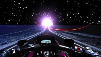 motociclista em sua motocicleta em uma estrada deserta à noite em direção a uma luz. video