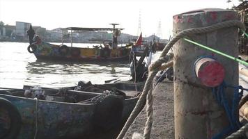 semarang, java central, indonésia, 2021 - barco de pesca tradicional inclinado no porto
