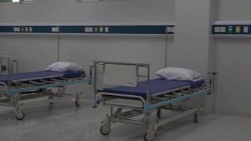 semarang, central java, indonésia, 2021 - quarto de hospital completo com várias camas video