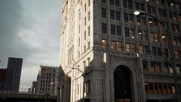 art deco stone buildings in the city of chicago