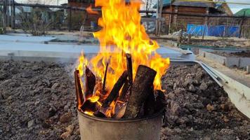 flamme de la combustion du bois dans un réservoir en métal video