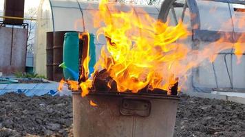 hout verbranden in een metalen tank video