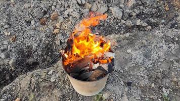 barril de metal com lixo em chamas video