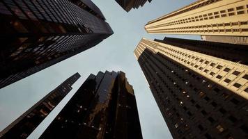 Manhattan skyscrappers opzoeken met luchten video