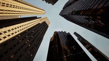 arquitectura moderna de la ciudad de rascacielos contra el cielo video