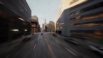 Luft-Hyperlapse-Ansicht über dem Verkehr der Großstadt video
