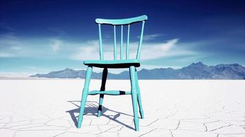 vieille chaise en bois dans un lac salé video