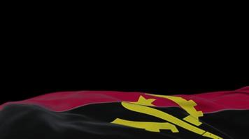 Flagge aus Angola-Stoff, die auf der Windschlaufe weht. mit angolanischen Stickereien genähtes Stoffbanner, das sich im Wind wiegt. halb gefüllter schwarzer Hintergrund. Platz für Texte. 20 Sekunden Schleife. 4k video