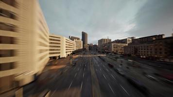 hyperlapse luchtfoto boven het verkeer van de grote stad video