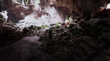 cueva en un volcán extinto en la isla video