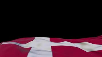 danmarks tygflagga vajar på vindslingan. danmark broderi stickad tyg banner vajande på vinden. halvfylld svart bakgrund. plats för text. 20 sekunders loop. 4k video