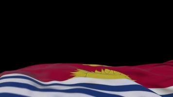 drapeau en tissu kiribati agitant sur la boucle du vent. bannière en tissu brodé kiribat se balançant sur la brise. fond noir à moitié rempli. place pour le texte. Boucle de 20 secondes. 4k video