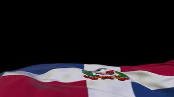 bandera de tela de república dominicana ondeando en el bucle de viento. bandera de tela cosida bordada de república dominicana balanceándose con la brisa. fondo negro medio relleno. lugar para el texto. Bucle de 20 segundos. 4k video