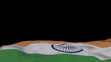 bandeira de tecido da índia acenando no loop de vento. bordado indiano bandeira de pano costurada balançando na brisa. fundo preto meio preenchido. lugar para texto. Ciclo de 20 segundos. 4k video