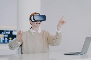 joven empresaria europea en auriculares vr. concepto de soluciones digitales en trabajo remoto. foto