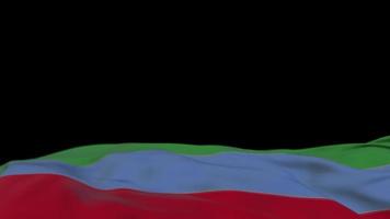Dagestan-Stoffflagge weht auf der Windschleife. Dagestan-Stickerei genähtes Stoffbanner, das sich im Wind wiegt. halb gefüllter schwarzer Hintergrund. Platz für Texte. 20 Sekunden Schleife. 4k video