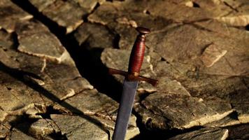 espada excalibur en piedra rocosa al atardecer video