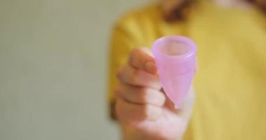 close-up van menstruatiecup in handen van de vrouw. nul afval en milieuvriendelijk concept video