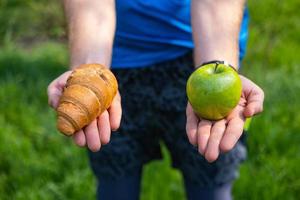 hombre que elige entre alimentos saludables y nocivos. concepto de alimentación y estilo de vida. foto