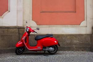 scooter vintage en las calles de la vieja europa foto