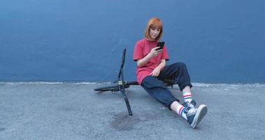 Mujer joven posando con bicicleta BMX al aire libre en la calle video