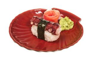 sushi japonés con pulpo de carne sobre un fondo blanco foto