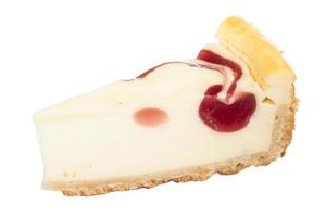 primer plano de una rebanada de pastel de queso con cerezas sobre un fondo blanco foto