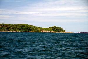 hermoso mar azul de las islas similan en tailandia, asia foto