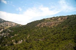 alta montaña y rocas en grecia rodas foto