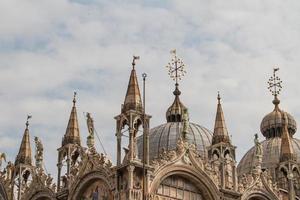 basílica de san marcos, catedral, iglesia estatuas mosaicos detalles palacio ducal venecia italia foto