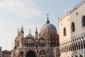 basílica de san marcos, catedral, iglesia estatuas mosaicos detalles palacio ducal venecia italia foto