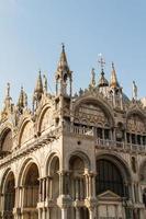 basílica de san marcos, catedral, iglesia estatuas mosaicos detalles palacio ducal venecia italia foto