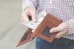 hombre con billetera marrón de dinero foto