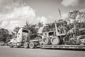 tulum quintana roo mexico 2022 camiones volquete y otros vehiculos industriales en tulum mexico. foto