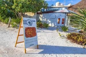 tulum quintana roo mexico 2022 comprar pizza en costa caribe y playa panorama tulum mexico. foto