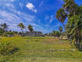 antiguo tulum ruinas maya sitio templo pirámides artefactos paisaje marino méxico. foto